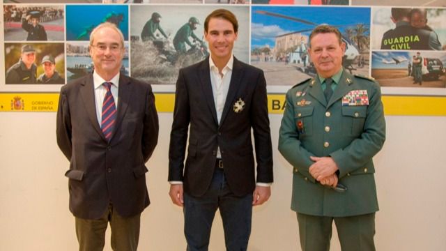 Rafa Nadal recibe la Cruz de Plata al mérito de la Guardia Civil