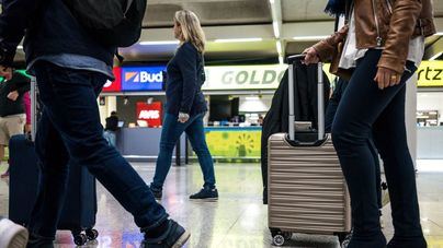 Exteriores urge a los viajeros españoles a que regresen "de inmediato"
