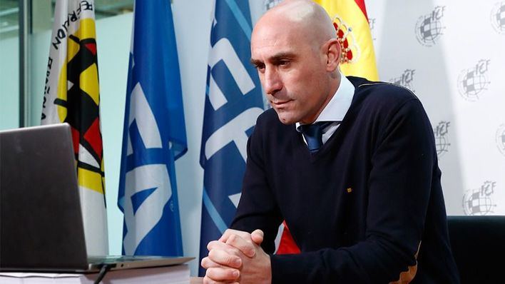 Rubiales entrega un cheque de 4 millones de euros a los clubes de Segunda B y Tercera