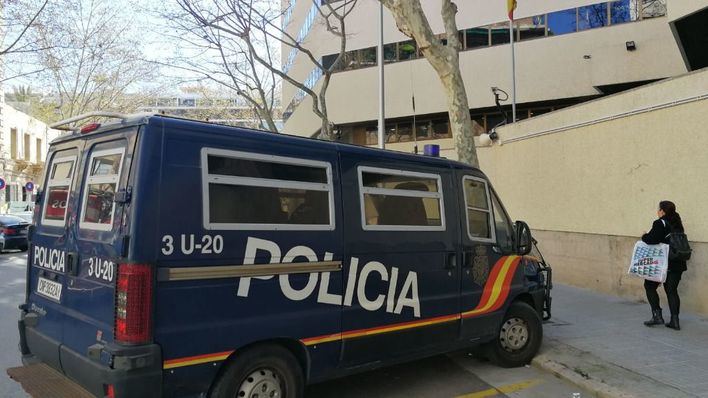 Detenida por hurto y por colarse en un local del Paseo Marítimo