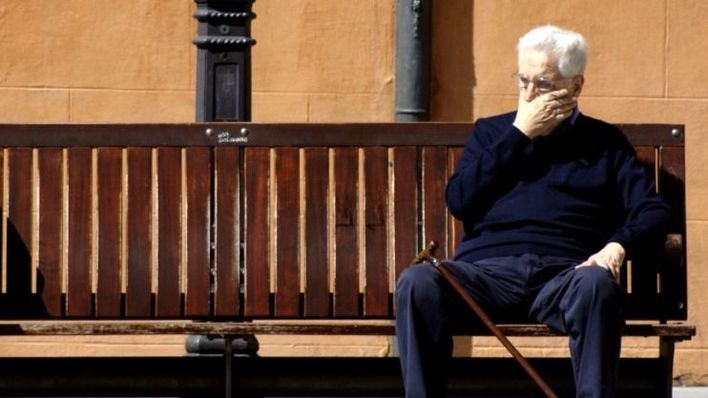 Asuntos Sociales contacta por teléfono con miles de ancianos para supervisar su situación y salud