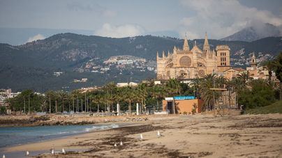 Escasa afluencia a las playas de Palma en el primer día de apertura al baño