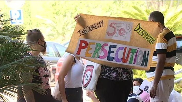 Los trabajadores de Punta Ballena reivindican la reapertura de locales en el pleno de Calvià