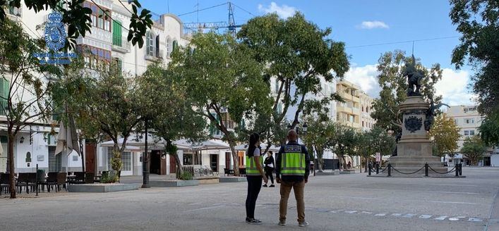 Detenidos en Ibiza dos hombres sorprendidos con una caja llena de botellas robadas