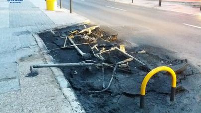Detenido tras quemar dos contenedores en la Avenida Joan Miró
