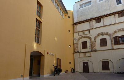Expedientan a un profesor de la Escuela de Arte Dramático por acosar a dos alumnas