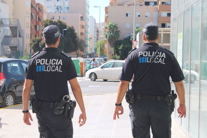 Denuncian y desalojan un restaurante de Ibiza por servir en el interior
