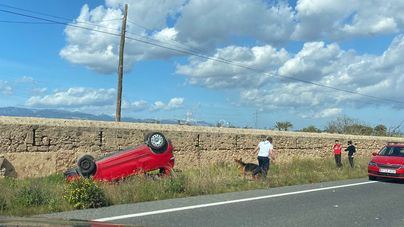Un coche vuelca en la Carretera Vella de Sineu tras un aparatoso accidente