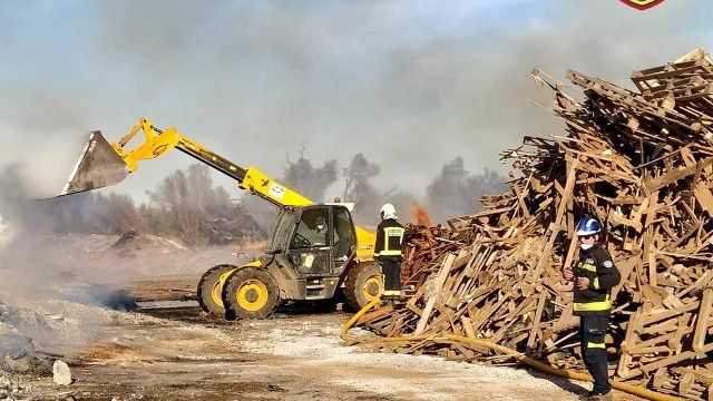 Apagado el incendio en los alrededores de Tirme tras 24 horas de trabajo