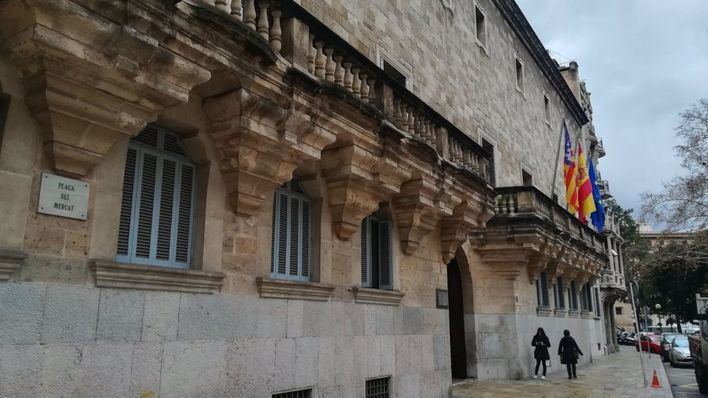 Suspenden el juicio contra el 'príncipe de Hohenlohe' tras caerse el acusado en la Sala