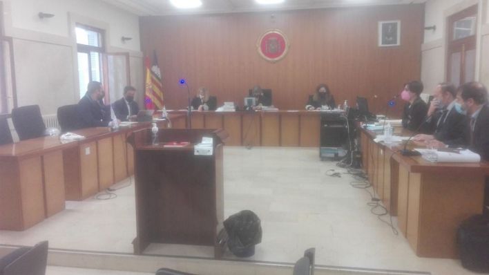 Cuatro años de cárcel para dos alemanes que dejaron paralítico a un portero del Megapark al grito de 'jódete negro'