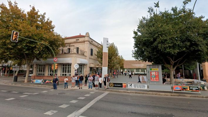 Agarra por el cuello y estrella contra la pared a un hombre para robarle en Plaza de España