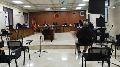 El acusado de agredir sexualmente a la nieta de su pareja se niega a declarar en el juicio