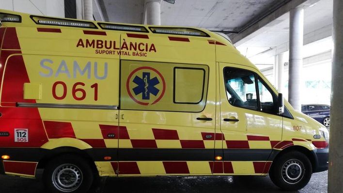 Un joven en estado crítico tras chocar su moto contra un coche en Maria de la Salut