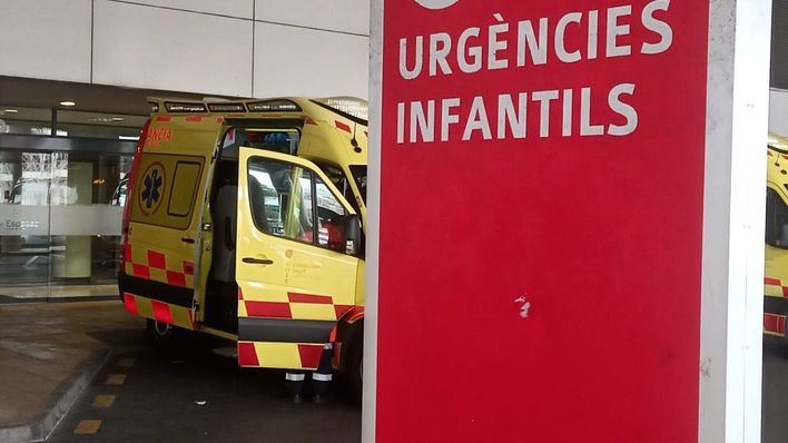 Heridos dos niños de corta edad tras precipitarse al vacío a causa de la rotura de una claraboya