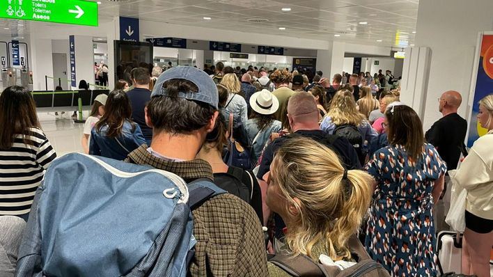 Colas de madrugada en el aeropuerto de Palma por falta de recursos en el control de pasaportes
