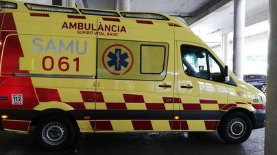 Grave un motorista al impactar contra un coche en la carretera de Muro