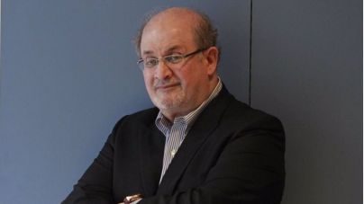 Irán justifica el intento de asesinato de Salman Rushdie