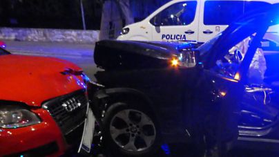 Borracho e invadiendo el carril contrario, choca contra un vehículo parado en un semáforo