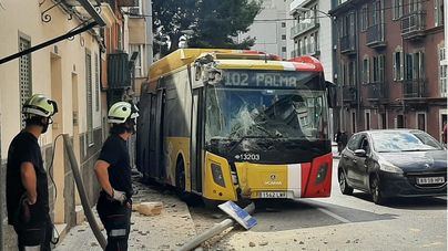 Un autobús choca contra una fachada en Palma tras quedarse dormido el conductor