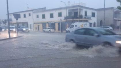 Las inundaciones obligan a cortar la carretera de es Murterar, en Alcúdia