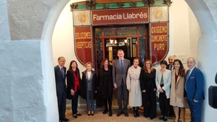 Los Reyes inauguran la farmacia de Ciutadella que les fue legada en una herencia