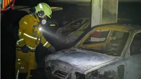 20 vehículos afectados por un incendio en un garaje en la calle Tomás Forteza