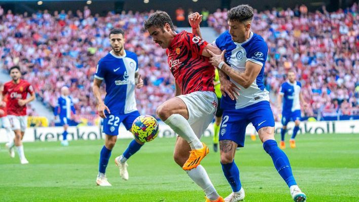 Abdón Prats, en una acción del partido disputado por el Real Mallorca en el Metropolitano, ante el Atlético de Madrid