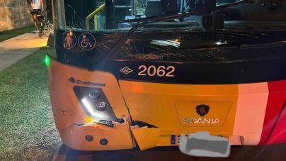 Un coche choca contra un bus del TIB y se fuga dejando cuatro heridos