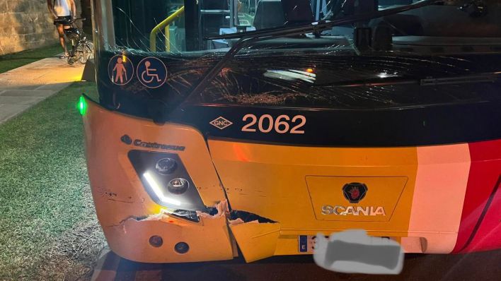 Un coche choca contra un bus del TIB y se fuga dejando cuatro heridos