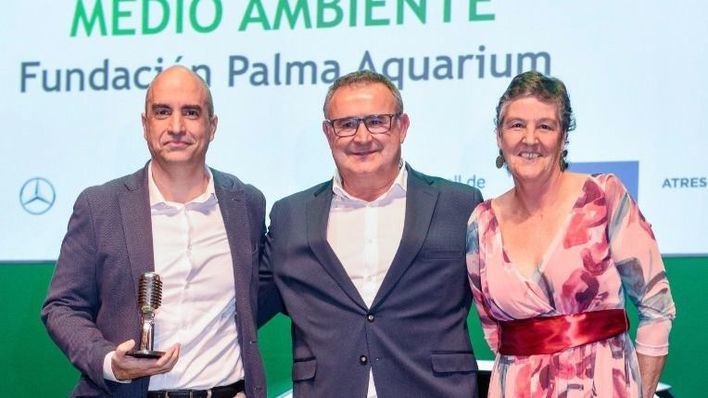 El Jefe de Producción de Hormort, Antoni Florit, fue el encargado de entregar el galardón a Debora Morrison directora de la Fundación Palma Aquarium y a su presidente, Joan Rams