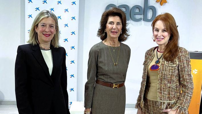 Lomana llena el salón de actos de CAEB defendiendo el liderazgo femenino