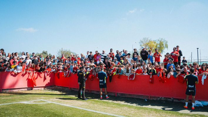 Más de 1.500 aficionados asisten al entrenamiento del Mallorca a dos días de la final