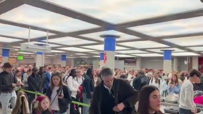 Otra jornada de colas interminables en el aeropuerto de Palma