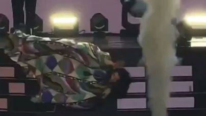 Aparatosa caída de Laura Pausini durante un concierto