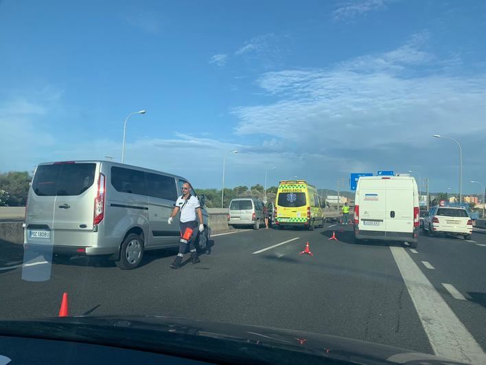 Grandes retenciones de tráfico al colisionar varios vehículos en la autopista de Llucmajor