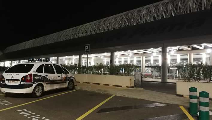 Un falso aviso de bomba obliga a registrar el aeropuerto de Palma
