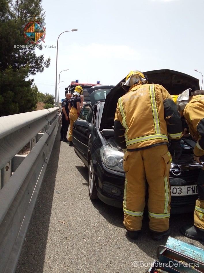 Sofocan un incendio en un vehículo en la autopista de Inca