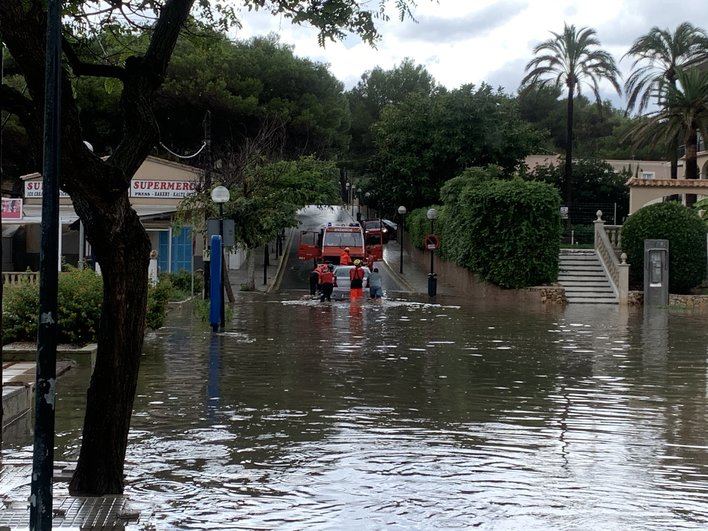 La tormenta descarga sobre Capdepera inundando numerosas calles de la localidad