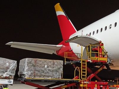 Llega a España el primer avión con tres millones de mascarillas para los hospitales