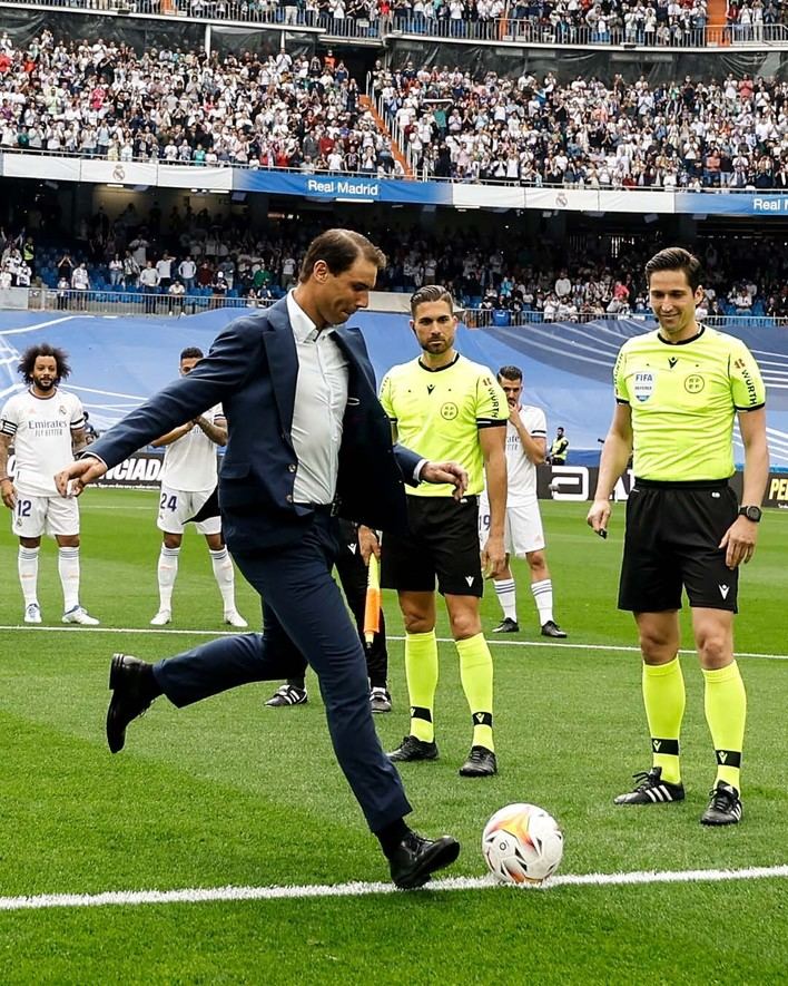 Nadal realiza el saque de honor en el Real Madrid-Espanyol