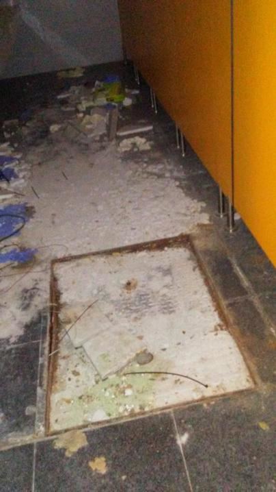 Quejas de usuarios por el mal estado de los baños del párking de Son Espases