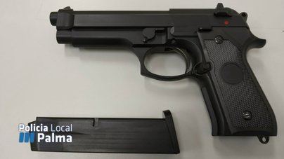 Alarma en Gomila al presumir de llevar una pistola real cuando era de juguete