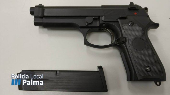 Alarma en Gomila al presumir de llevar una pistola real cuando era de juguete