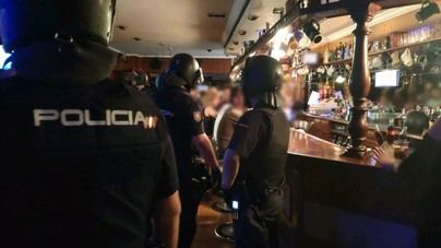 Operativo policial contra la venta de drogas en varios locales de Palma