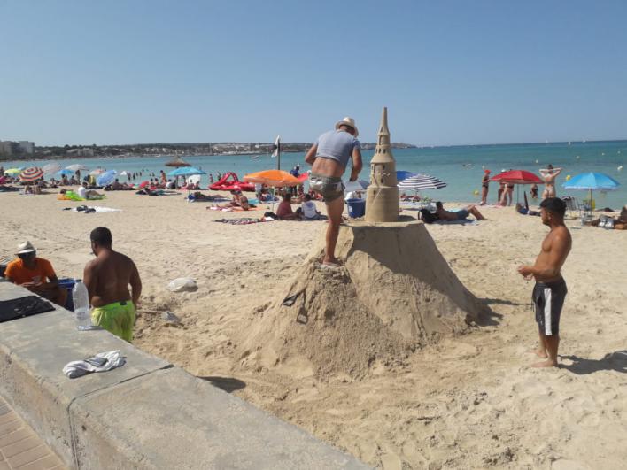 Los macro castillos de arena desafían a la Policía y vuelven a Playa de Palma