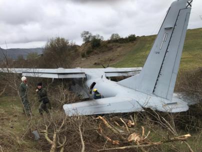 Un herido grave y ocho leves al salirse de pista un avión militar en Huesca