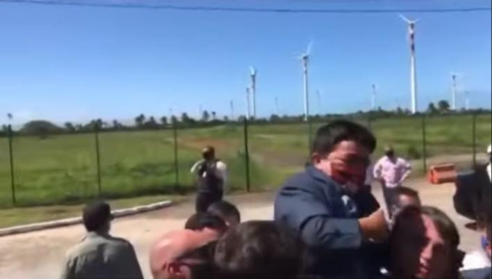 Bolsonaro aupa a un hombre con enanismo creyendo que era un niño