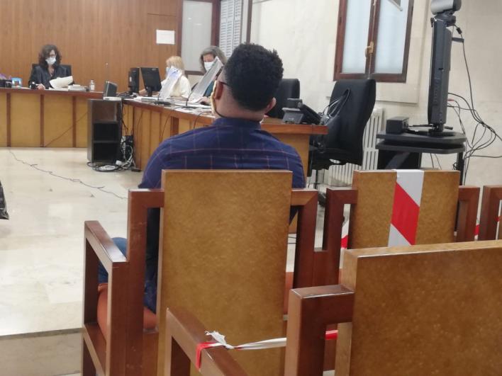 Diez años de cárcel por apuñalar a otro mientras dormía tras una pelea en la que le llamaron 'marica'