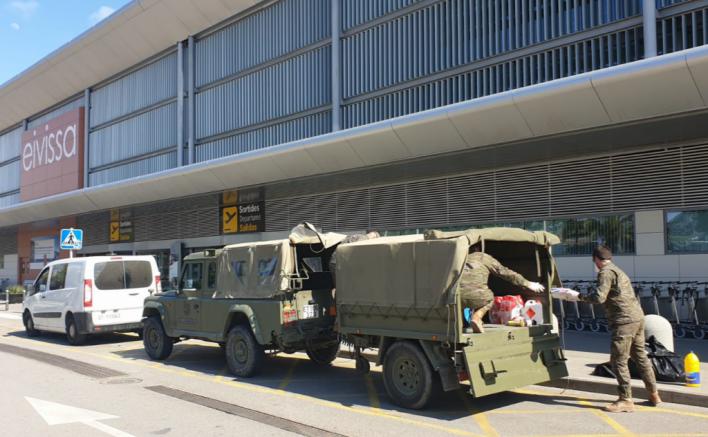 Los militares desinfectan el aeropuerto de Ibiza y la residencia Cas Serres